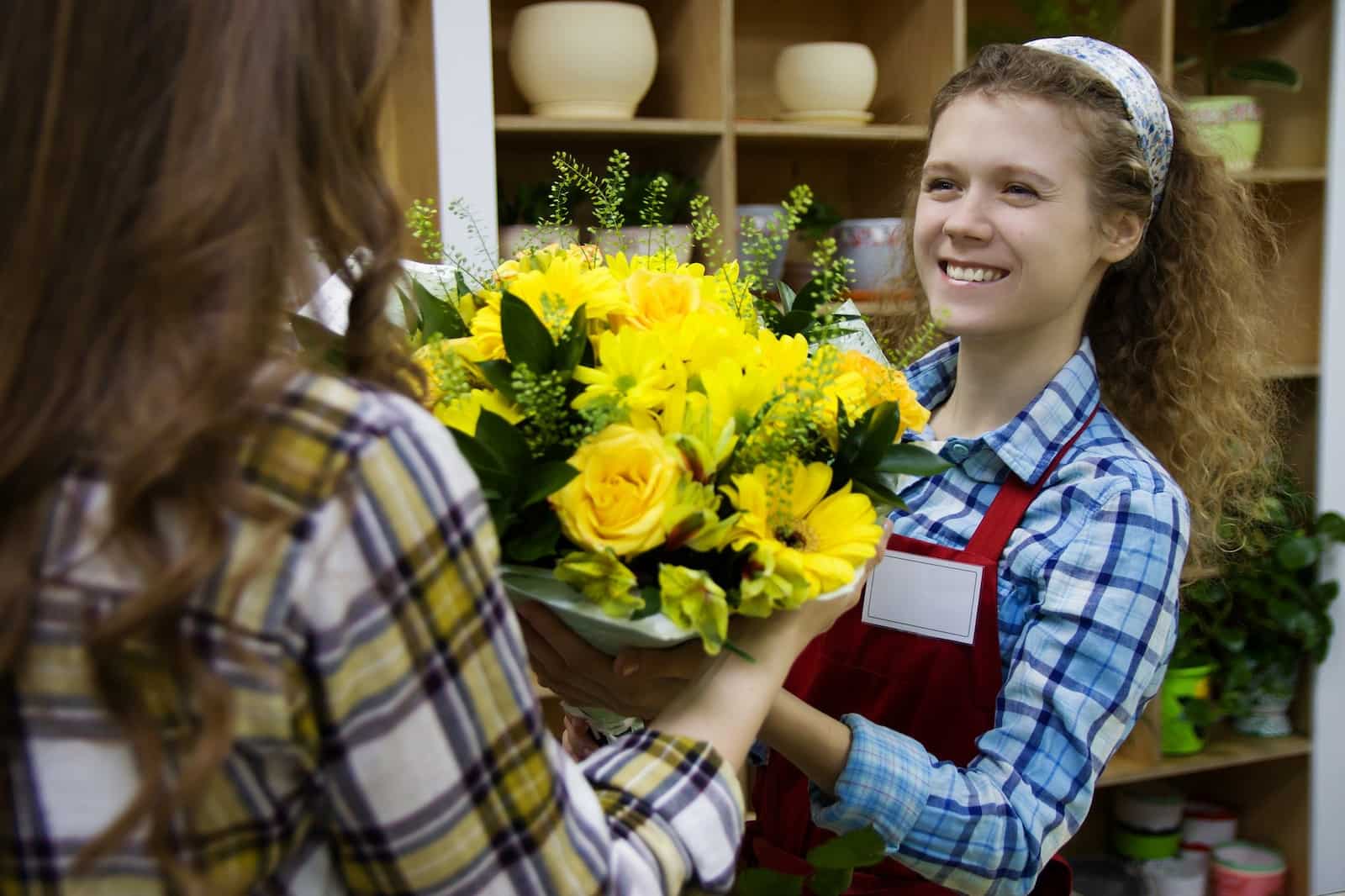 Флористы-продавцы умеют превратить желание клиента в цветочное произведение искусства
