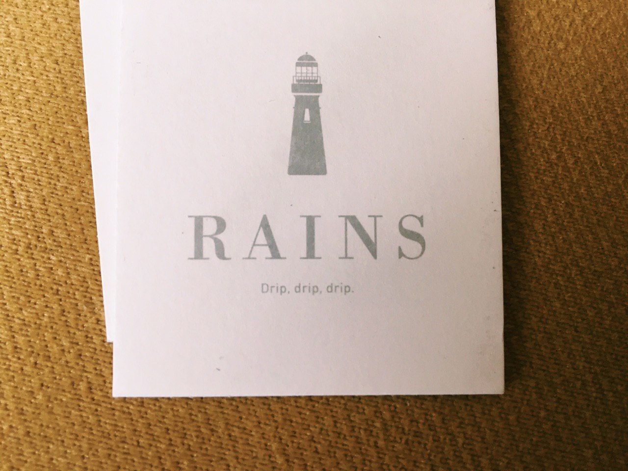 Простой, но запоминающийся слоган бренда Rains.
