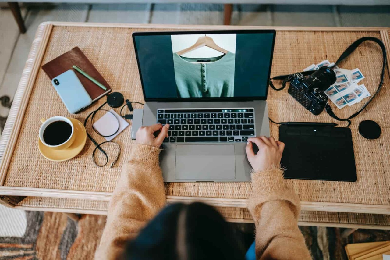 Дизайнер одежды может часами сидеть за работой в компьютерной программе