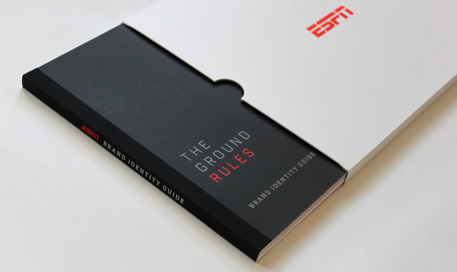 Брендбук компании ESPN в виде книги, описывает миссию и цели компании, манеру общения с аудиторией