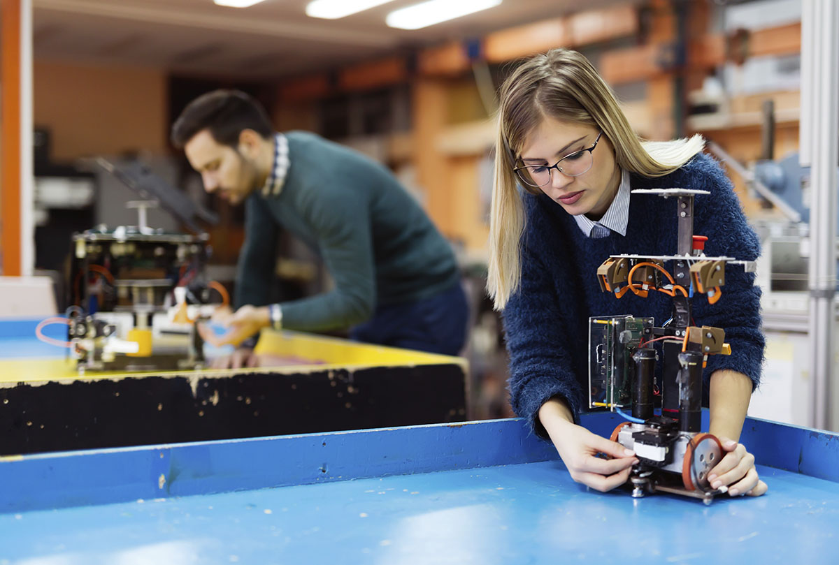 Professiya programmist robototehnik