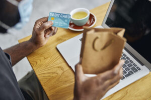 Kak vybrat platyozhnuyu sistemu dlya puteshestviy i oplaty tovarov v internete