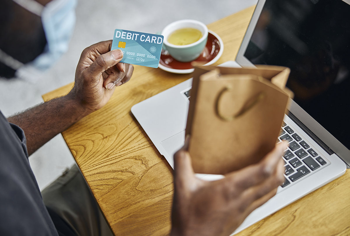 Kak vybrat platyozhnuyu sistemu dlya puteshestviy i oplaty tovarov v internete